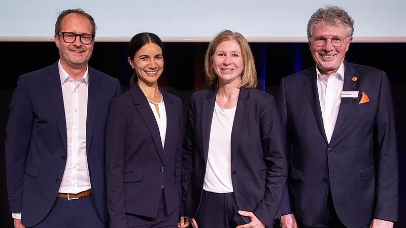 Die Vorstandsmitglieder der VR Bank (von links): Alexander Schuster, Selina Gru&szlig;, Anika Friedrich und der scheidende Roland K&ouml;ppel.
