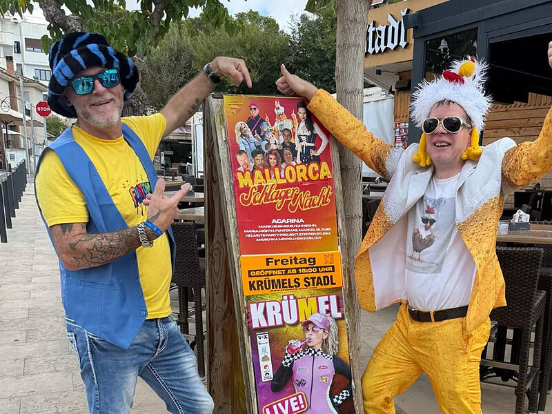 Thomas Knörlein (links) aus Gößweinstein tritt am Ballermann auf – hier mit Künstler „Huhnsohn“.