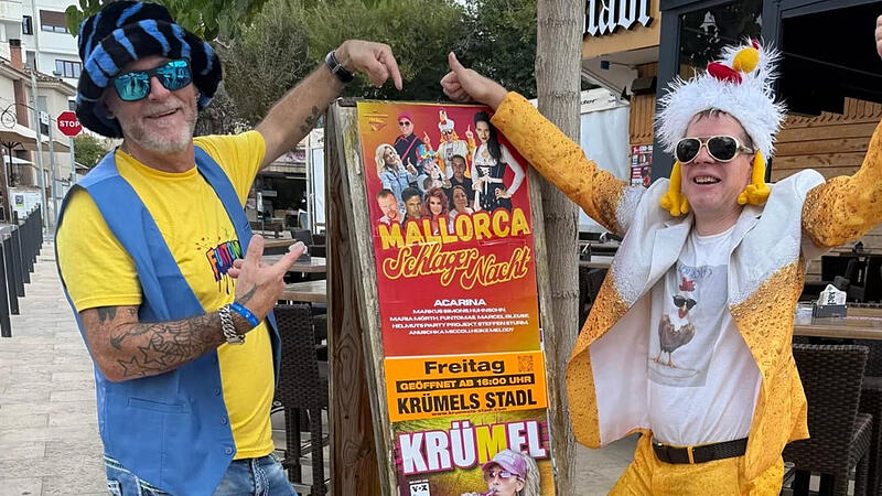 Thomas Kn&ouml;rlein (links) aus G&ouml;&szlig;weinstein tritt am Ballermann auf &ndash; hier mit K&uuml;nstler &bdquo;Huhnsohn&ldquo;.