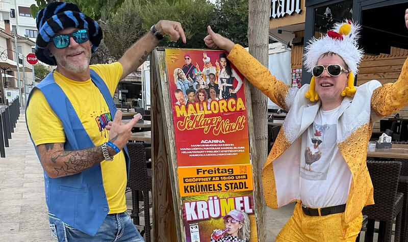 Thomas Knörlein (links) aus Gößweinstein tritt am Ballermann auf – hier mit Künstler „Huhnsohn“.