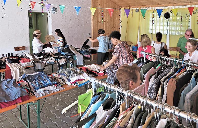 Dieser Blick ins „Tausch-Rausch“-Angebot zeigt es: Gut erhaltene und zeitlos attraktive Damen-, Herren- und Kinderkleidung fand großes Interesse und viele Abnehmer. Dieser Blick ins „Tausch-Rausch“-Angebot zeigt es: Gut erhaltene und zeitlos attraktive Damen-, Herren- und Kinderkleidung fand großes Interesse und viele Abnehmer.