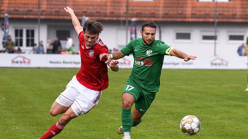 Robin Baumg&auml;rtner von der DJK Dampfach im Zweikampf mit dem Haibacher Nikolaos Koukalias, der mit 23 Treffern einer der Top-St&uuml;rmer der Landesliga Nordwest ist.