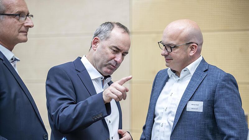 Bayerns Wirtschafts- und Energieminister Hubert Aiwanger (Mitte) im Gespr&auml;ch mit Robert Pfl&uuml;gl, Gesch&auml;ftsf&uuml;hrer der Bayernwerk Netz GmbH (links) und M&uuml;nnerstadts B&uuml;rgermeister Michael Kastl.