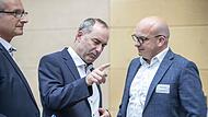 Bayerns Wirtschafts- und Energieminister Hubert Aiwanger (Mitte) im Gespräch mit Robert Pflügl, Geschäftsführer der Bayernwerk Netz GmbH (links) und Münnerstadts Bürgermeister Michael Kastl. Bayerns Wirtschafts- und Energieminister Hubert Aiwanger (Mitte) im Gespräch mit Robert Pflügl, Geschäftsführer der Bayernwerk Netz GmbH (links) und Münnerstadts Bürgermeister Michael Kastl.