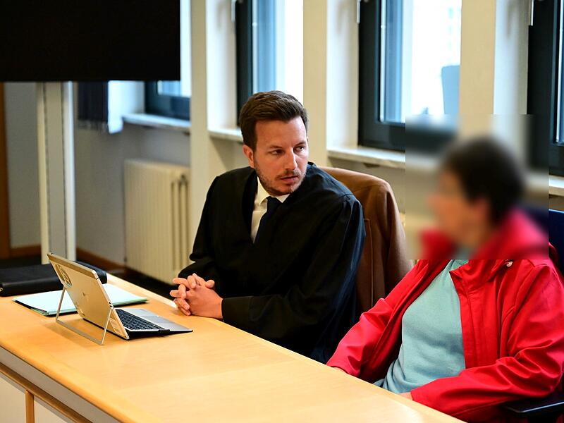 Rechtsanwalt Jörg Schwengler aus Bamberg und die Angeklagte