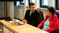 Rechtsanwalt Jörg Schwengler aus Bamberg und die Angeklagte