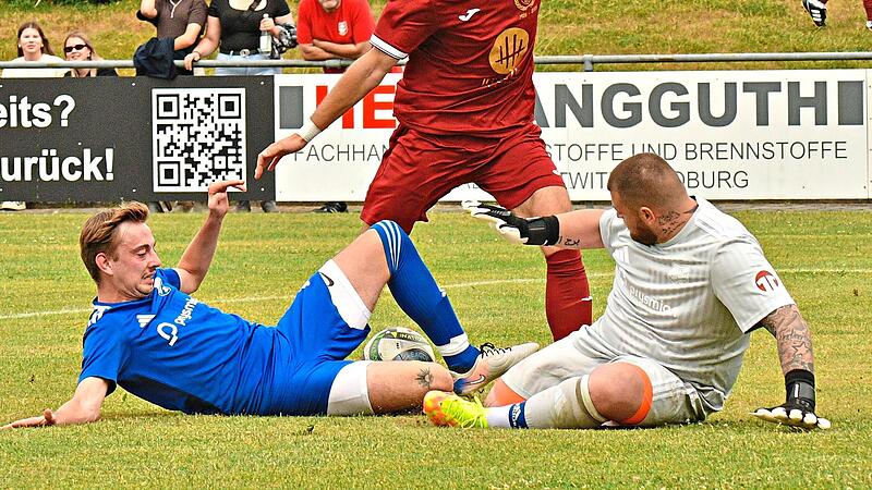 Im letzten Moment kann der am Boden liegende Mitwitzer Maximilian Meusel (links) dem Ebener Hannes Neubauer den Ball abnehmen.Gunther Czepera Im letzten Moment kann der am Boden liegende Mitwitzer Maximilian Meusel (links) dem Ebener Hannes Neubauer den Ball abnehmen.Gunther Czepera