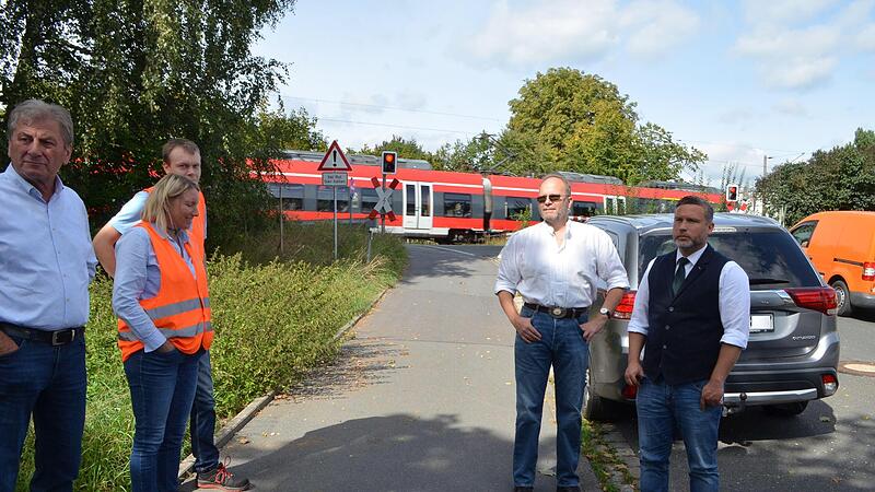 Weil der Bahndamm höher liegt eignet sich Übergang in der Neustadter Mühlenstraße am besten für eine Unterführung.