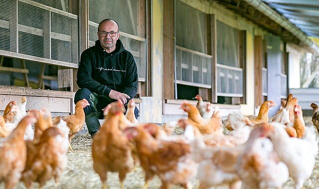 Vogelgrippe in Forchheim: So ist die Virus-Lage im LandkreisForchheim & Fränkische Schweiz Peter Schubert blickt noch relativ entspannt auf seine Tiere. Doch auch der Igensdorfer Bio-Landwirt merkt schon jetzt erste Auswirkungen der Vogelgrippe.