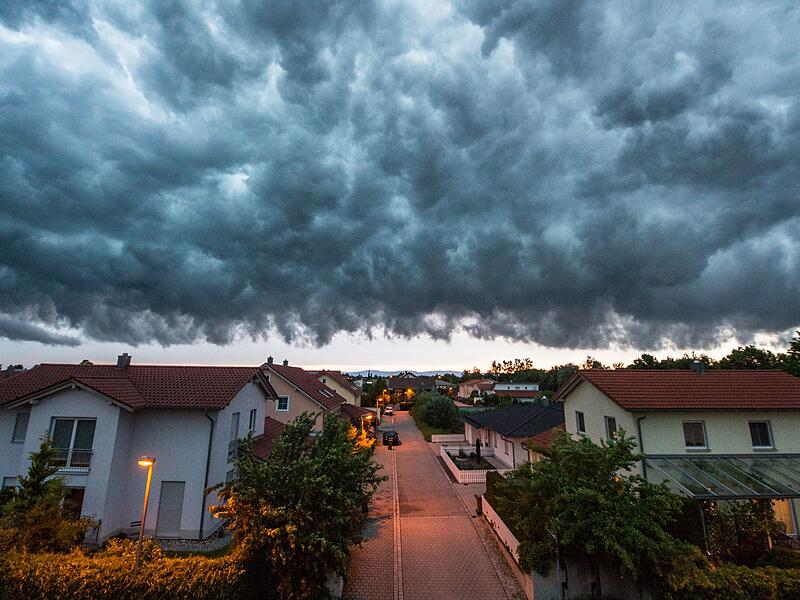 Wolken &uuml;ber einem Wohngebiet