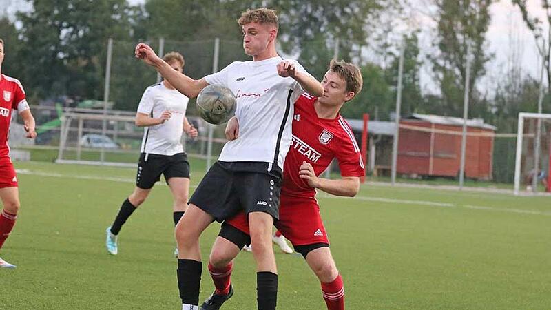 Paul Klose (l.) und der SC Ebersdorf verloren das Viertelfinale des Toto-Pokals gen den TSV Staffelstein um Lars Hucke.