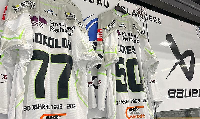 Im Geiste sind sie dabei: Auf der H&ouml;chstadter Bank in Lindau h&auml;ngen die Trikots des verletzten Michail Guft-Sokolov sowie des erkrankten Martin Kokes.
