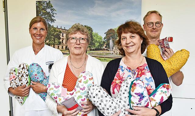 Stellvertretende Klinikdirektorin Prof. Dr. Carolin Hack (l.) und Physiotherapeut Christian Kohl dankten Gabriele Reuschl (Zweite v. l.) und Heike Kizer für insgesamt 900 selbst genähte Herz-, Gurt- und Portkissen als Geschenk für die Brustkrebspa...