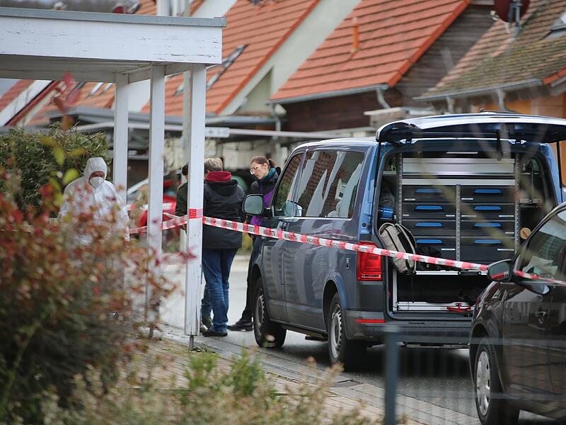 Familiendrama in Mittelfranken: Junge (17) tötet Schwester (14) und verletzt Mutter (41) schwer - Zeugen hörten Schreie und verständigten die Polizei - Tatverdächtiger bei Fahndungsmaßnahmen in Tatortnähe festgenommen - Umfangreiche Spurensicherungsmaßnahmen - Blutspuren am Fensterrahmen und zum Nachbarhaus führend - Hintergründe des Verbrechens noch unklar - Ermittlungsrichter soll am Samstag über Haftfrage entscheidenFamiliendrama in Weisendorf: Bilder zeigen die Ermittler vor Ort