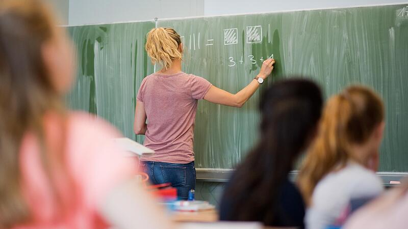 An vielen Schulen herrscht akuter Lehrermangel. An vielen Schulen herrscht akuter Lehrermangel.