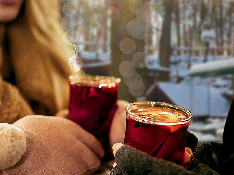 Es muss nicht nur Bier sein: Beim Winterzauber im Kellerwald werden den Gästen zum Beispiel auch Whiskey-Punsch, Glüh-Gin oder Heiße Schokolade geboten.Forchheim & Fränkische Schweiz