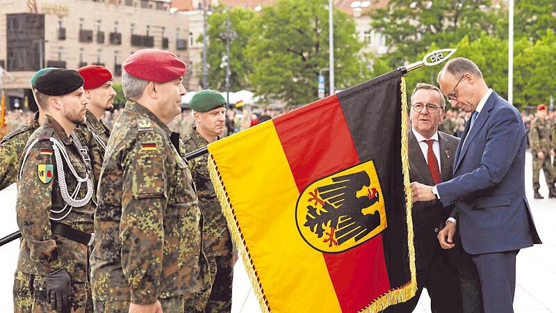 Bundeskanzler Friedrich Merz (rechts) und Verteidigungsminister Boris Pistorius (Zweiter von rechts) k&uuml;rzlich bei der Panzerbrigade 45 in Litauen. Diese Woche reist Merz nach Finnland.