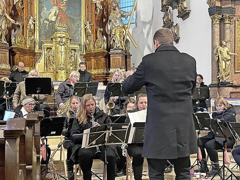 Die Stadtkapelle stimmt auf den Advent ein.