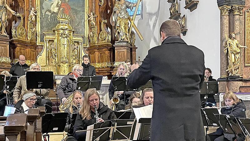 Die Stadtkapelle stimmt auf den Advent ein. Die Stadtkapelle stimmt auf den Advent ein.