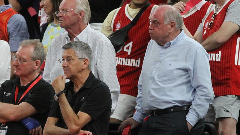 Die Bayern-Granden um Uli Hoene&szlig; (rechts, Ehrenpr&auml;sident) und Herbert Hainer (unten) nach dem verlorenen f&uuml;nften Finalspiel im SAP Garden.