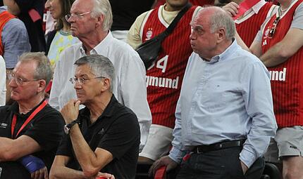 Die Bayern-Granden um Uli Hoene&szlig; (rechts, Ehrenpr&auml;sident) und Herbert Hainer (unten) nach dem verlorenen f&uuml;nften Finalspiel im SAP Garden.