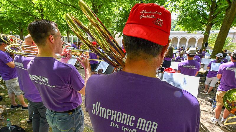 Im Kurgarten kamen insgesamt rund 300 Musiker zusammen, um im ersten Bad Kissinger Symphonic-Mob gemeinsam miteinander zu musizieren. Foto: Ronald Rinklef Im Kurgarten kamen insgesamt rund 300 Musiker zusammen, um im ersten Bad Kissinger Symphonic-Mob gemeinsam miteinander zu musizieren. Foto: Ronald Rinklef