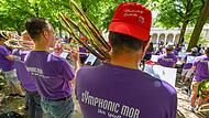 Im Kurgarten kamen insgesamt rund 300 Musiker zusammen, um im ersten Bad Kissinger Symphonic-Mob gemeinsam miteinander zu musizieren. Foto: Ronald Rinklef