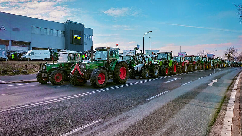 Am Ende durften die Schlepper sogar in der Forchheimer Straße stehen  - damit alle an der Demonstration teilnehmen konnten