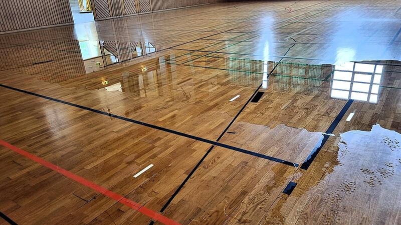 Im Juni stand die Nordwaldhalle quasi unter Wasser. Auch der Hallenboden war damals betroffen.