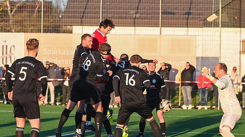 Die Entscheidung: Jonathan Baur bringt den FC Coburg nach einer Ecke per Kopf mit 1:0 gegen den FC Lichtenfels in F&uuml;hrung.