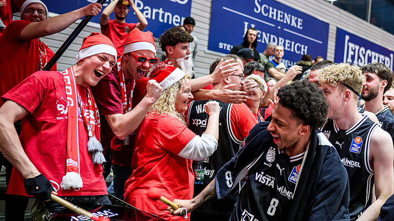 easycredit BBL Basketball Bundesliga 2025 2026 11. Spieltag 20.12.2025 Science City Jena vs BMA365 Bamberg Baskets Ausgelassene Stimmung bei den Bamberger Fans und dem Team um Demarcus Demonia (vorne) nach dem Auswärtssieg in Jena.