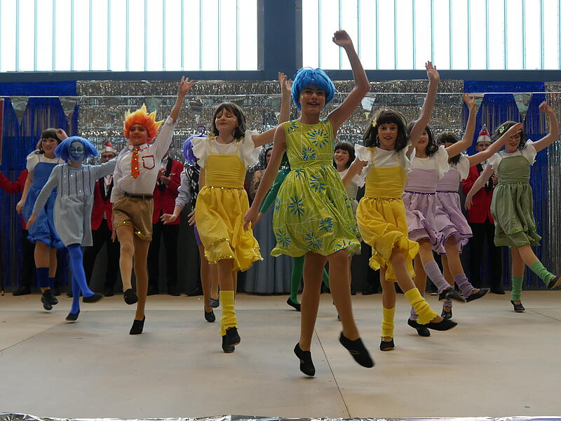 Die Linsenspitzer-Garde von Fidelia Reiterswiesen mit &bdquo;Alles steht Kopf&ldquo;.