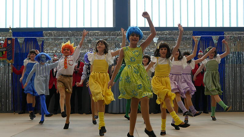 Die Linsenspitzer-Garde von Fidelia Reiterswiesen mit &bdquo;Alles steht Kopf&ldquo;.