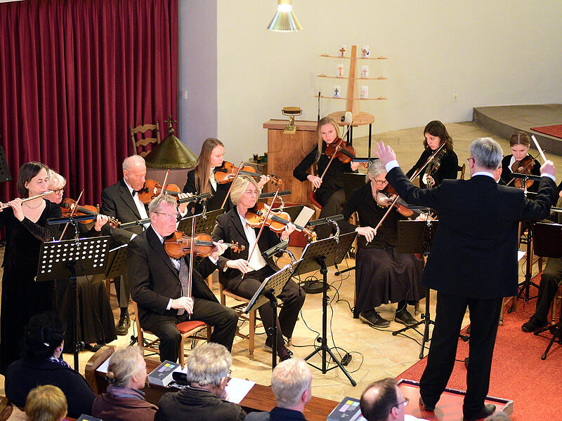 Barocke Brillanz und nordische Tr&auml;ume pr&auml;sentierte das Kulmbacher Kammerorchester unter seinem Dirigenten Thomas Gr&uuml;nke und mit der Fl&ouml;tistin Regina Bu&szlig;mann als Solistin bei seinem Fr&uuml;hjahrskonzert in der Auferstehungskirche.