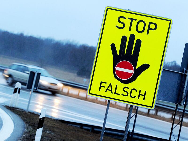 Ein Schild, das Geisterfahrer aufhalten soll