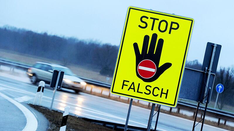 Ein Schild, das Geisterfahrer aufhalten soll Ein Schild, das Geisterfahrer aufhalten soll