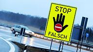Ein Schild, das Geisterfahrer aufhalten soll