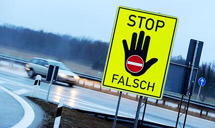 Ein Schild, das Geisterfahrer aufhalten soll