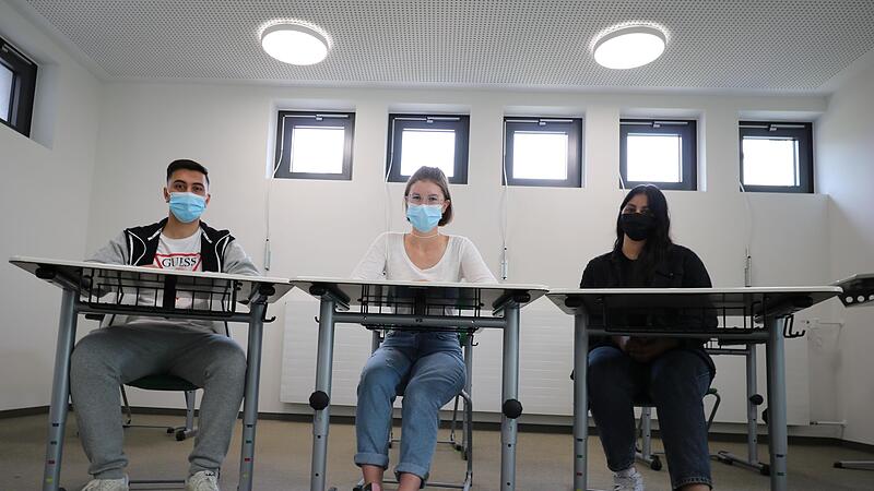 In den Klassenzimmern dürfen die Schülerinnen und Schüler endlich wieder ohne Mindestabstand näher beieinander sitzen.Forchheim & Fränkische Schweiz