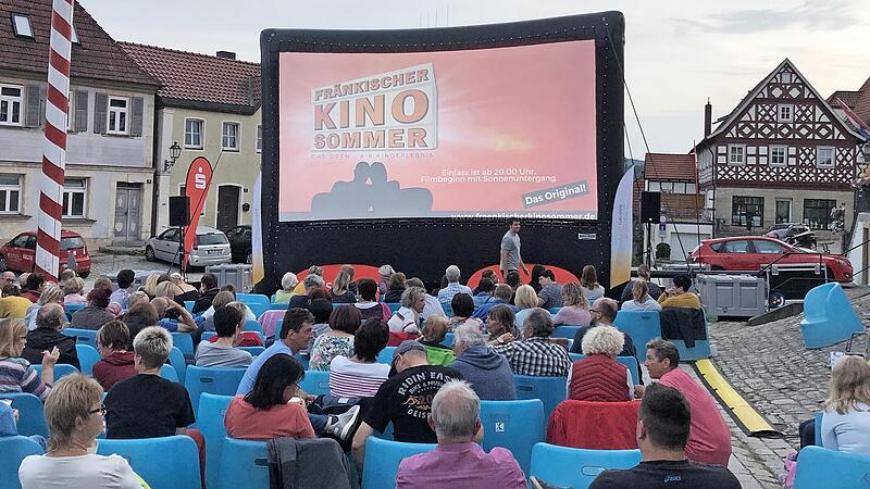 Der Marktplatz wird zum Kinosaal. Der Marktplatz wird zum Kinosaal.