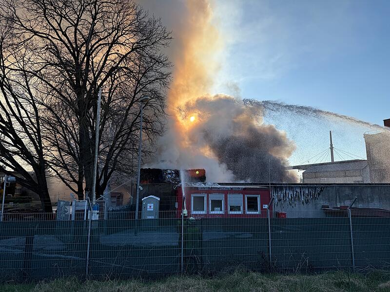 Am Freitag, 4. April 2025, sorgte ein Feuer beim Recyclinghof und Entsorgungsbetrieb Fritsche in Forchheim f&uuml;r einen Gro&szlig;einsatz.