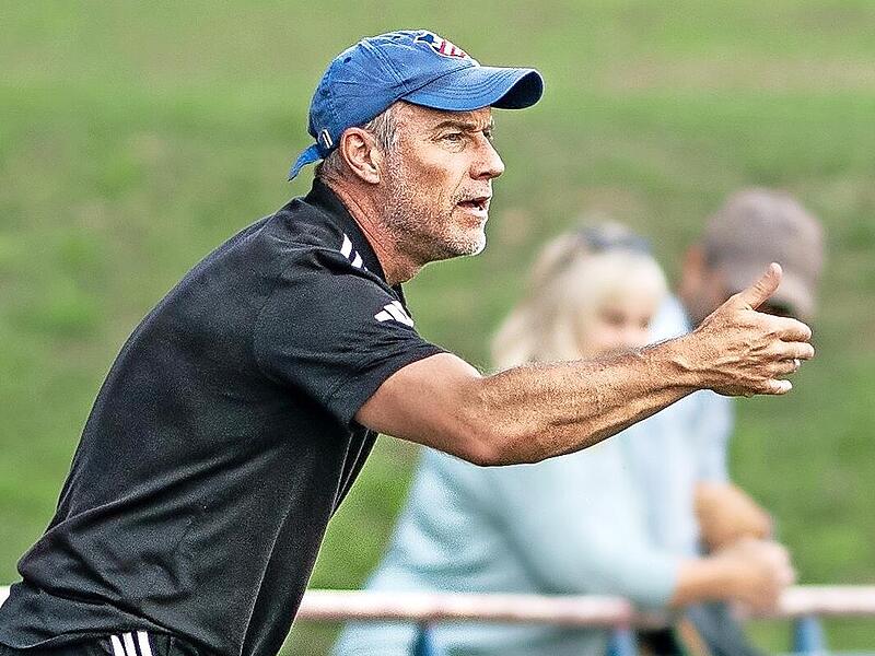 Der Dampfacher Trainer Oliver Kröner gibt seinen Spielern Anweisungen. Der Dampfacher Trainer Oliver Kröner gibt seinen Spielern Anweisungen.