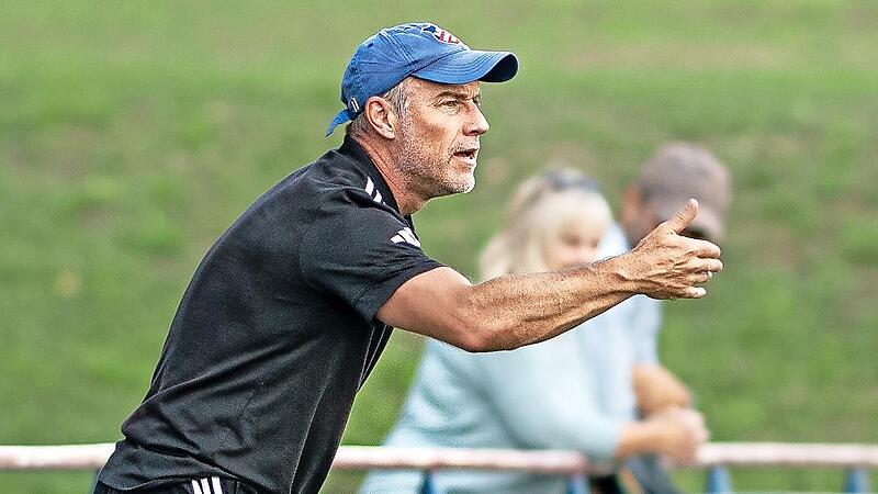 Der Dampfacher Trainer Oliver Kröner gibt seinen Spielern Anweisungen. Der Dampfacher Trainer Oliver Kröner gibt seinen Spielern Anweisungen.