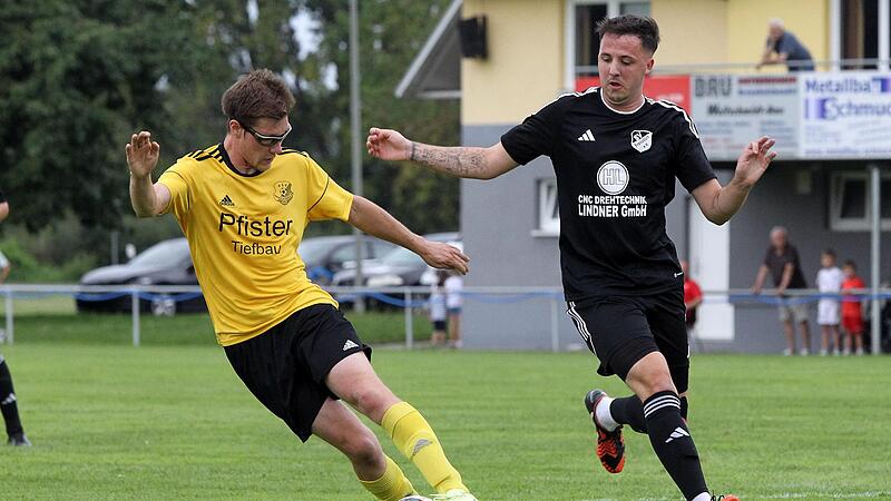 Eine bittere Niederlage für den FSV Unterleiterbach um Julian Wolf (in Gelb) in der Kreisliga: Trotz 2:0-Führung gegen den SV Frensdorf gingen letztlich die Gäste um Tim Schmaus dank eines Treffers in der Nachspielzeit als 3:2-Sieger vom Feld. Eine bittere Niederlage für den FSV Unterleiterbach um Julian Wolf (in Gelb) in der Kreisliga: Trotz 2:0-Führung gegen den SV Frensdorf gingen letztlich die Gäste um Tim Schmaus dank eines Treffers in der Nachspielzeit als 3:2-Sieger vom Feld.