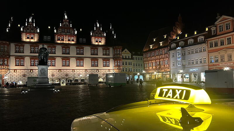 Am Marktplatz in Coburg bekommt man eigentlich immer ein Taxi. Anders sieht es mit der Versorgung im Landkreis aus, noch dazu in der Nacht.