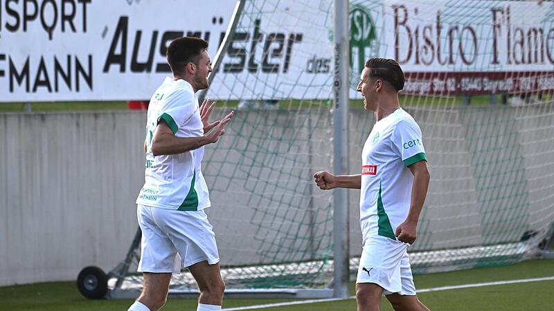 Sport Fußball Saison 2025 / 2026 Bayernliga Nord 03. Spieltag am Freitag 01.08.2025 Spielort Neudrossenfeld Am Weinberg Kunstrasenplatz Spielbeginn 19.00 h TSV Neudrossenfeld gegen Würzburger FV 04 Halbzeitergebnis Torschütze Mikel Seiter Nicolas Die beiden Neudrossenfelder Mikel Seiter (links) und Nikolas Hofmann (rechts) jubeln beim Spiel gegen Würzburg. Der TSV schlug auch den ASV Cham.
