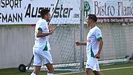 Die beiden Neudrossenfelder Mikel Seiter (links) und Nikolas Hofmann (rechts) jubeln beim Spiel gegen Würzburg. Der TSV schlug auch den ASV Cham.