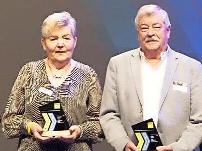 Annemarie und Jochen Heinlein bei der ADAC-Siegerehrung in N&uuml;rnberg, zweiter Platz historische Automobile.