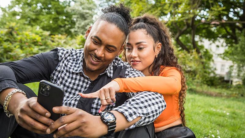 Paar schaut auf Smartphone