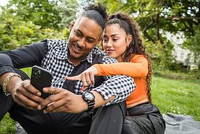 Paar schaut auf Smartphone